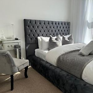 The Smaller New Refurbished Ensuite Room 5Min From Beach Parking In Guest House